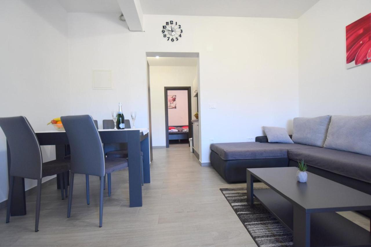 Apartments Mladenka Malinska Exterior photo